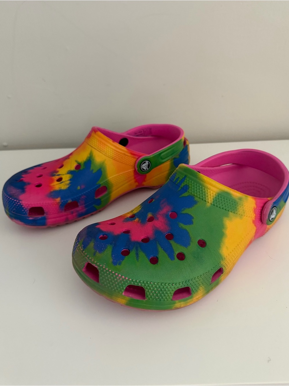 Crocs women’s 9 men’s 7 rainbow tie dye rubber comfort sandals